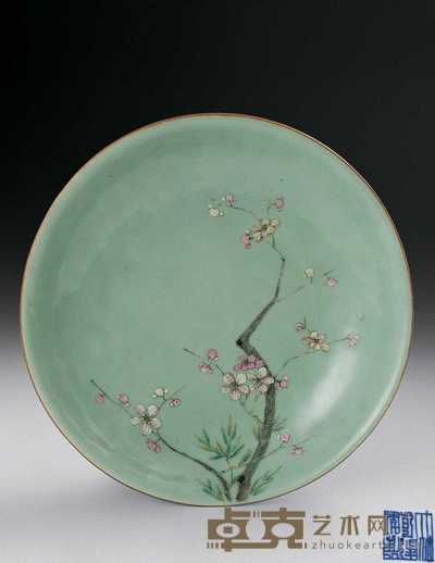 清乾隆 豆青地粉彩花卉图盘 直径19.5cm